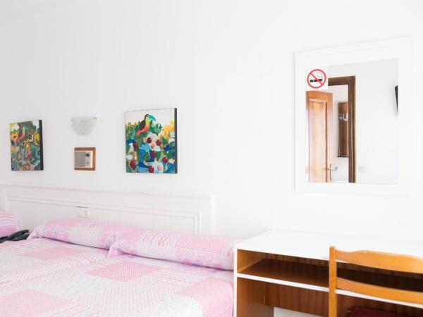 Rey Fernando : photo 8 de la chambre chambre lits jumeaux avec lit d'appoint et salle de bains privative