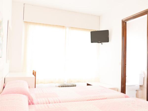 Rey Fernando : photo 7 de la chambre chambre lits jumeaux avec lit d'appoint et salle de bains privative