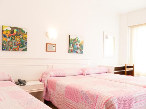 Rey Fernando : photo 4 de la chambre chambre lits jumeaux avec lit d'appoint et salle de bains privative