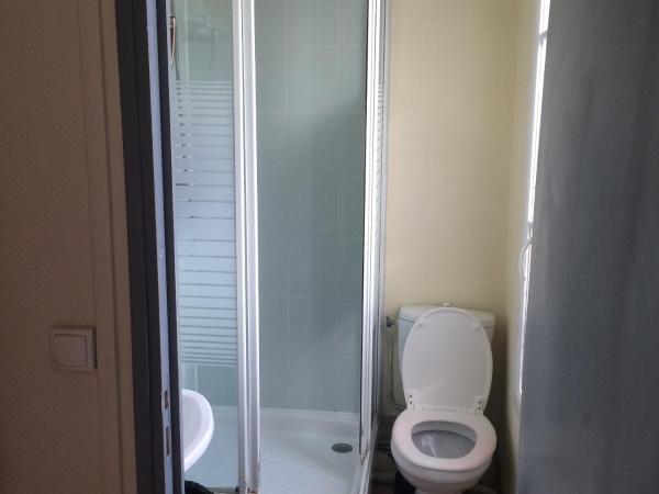 Au Royal Mad : photo 7 de la chambre chambre lits jumeaux avec salle de bains