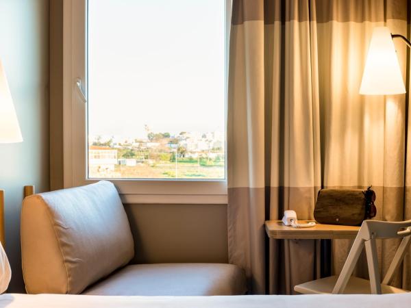 Hotel ibis Faro Algarve : photo 1 de la chambre chambre double avec lit d'appoint
