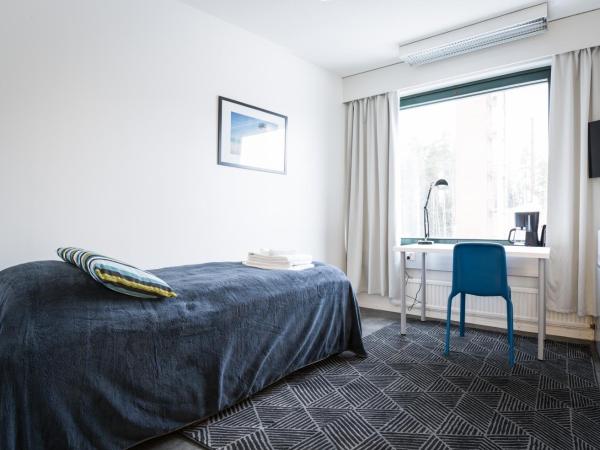 Forenom Hostel Espoo Otaniemi : photo 2 de la chambre chambre lits jumeaux avec salle de bains commune