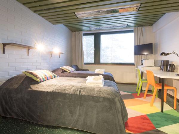 Forenom Hostel Espoo Otaniemi : photo 3 de la chambre chambre lits jumeaux avec salle de bains commune