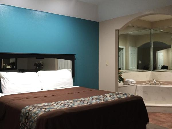 Scottish Inns & Suites Timber Creek, Houston, TX : photo 4 de la chambre suite lit king-size avec baignoire spa