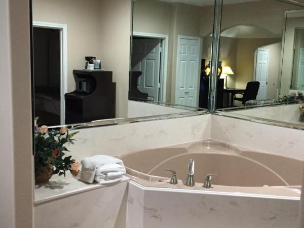 Scottish Inns & Suites Timber Creek, Houston, TX : photo 3 de la chambre suite lit king-size avec baignoire spa