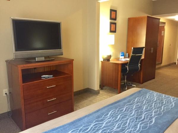 Comfort Inn & Suites Airport-American Way : photo 10 de la chambre chambre avec 2 grands lits queen-size