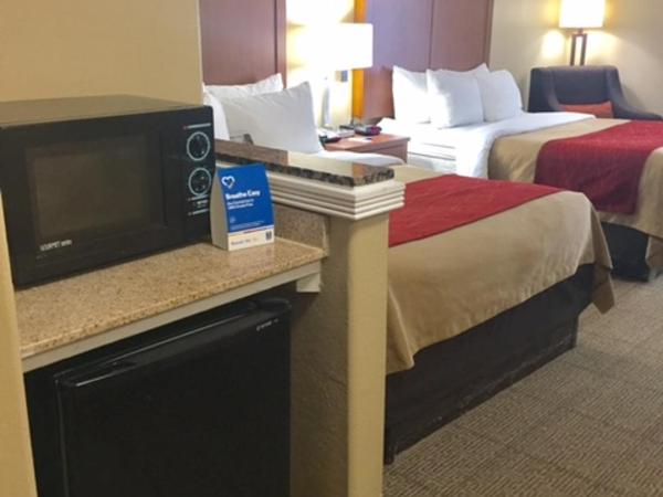 Comfort Inn & Suites Airport-American Way : photo 8 de la chambre chambre avec 2 grands lits queen-size