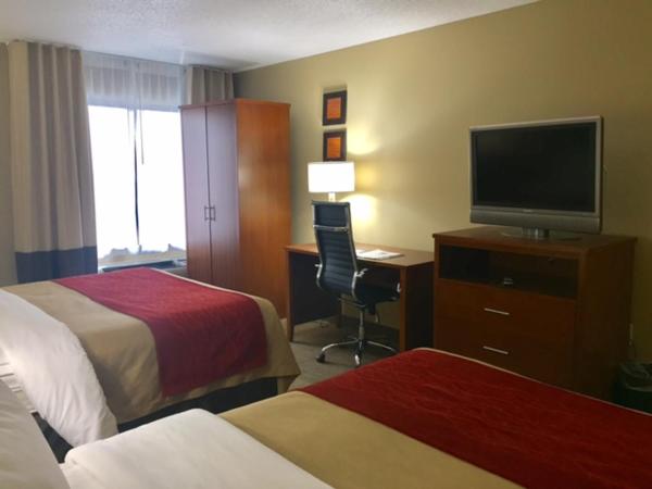 Comfort Inn & Suites Airport-American Way : photo 7 de la chambre chambre avec 2 grands lits queen-size