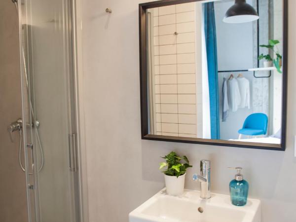 Talo Urban Rooms : photo 4 de la chambre chambre double avec salle de bains privative