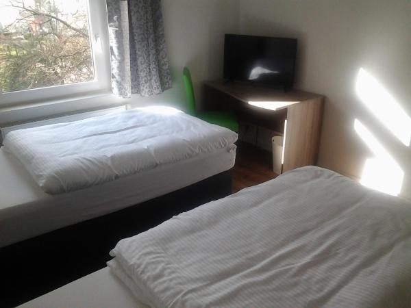 Gästezimmer in Lindenau : photo 8 de la chambre chambre lits jumeaux avec salle de bains commune