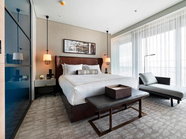 Fairmont Quasar Istanbul Hotel : photo 1 de la chambre suite 1 chambre avec balcon et accès au salon - vue sur mer