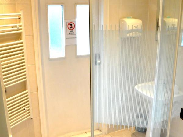 Caspian Hotel : photo 5 de la chambre chambre double Économique mansardée avec salle de bains commune