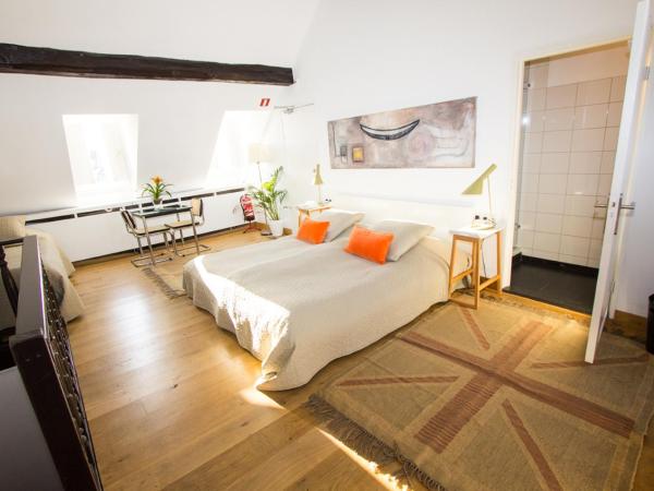 Galerie Hotel Dis : photo 1 de la chambre chambre familiale avec douche 