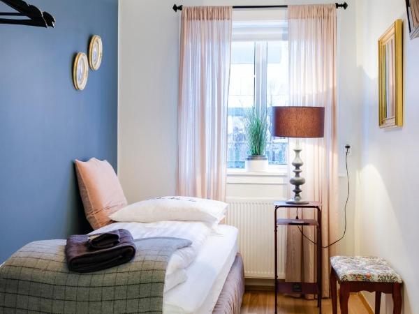 Freyja Guesthouse & Suites : photo 9 de la chambre chambre simple de luxe avec salle de bains commune