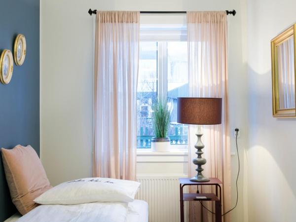 Freyja Guesthouse & Suites : photo 10 de la chambre chambre simple de luxe avec salle de bains commune