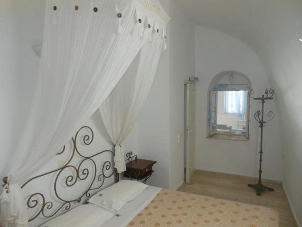 Nomikos Villas : photo 6 de la chambre appartement traditionnel près de la piscine