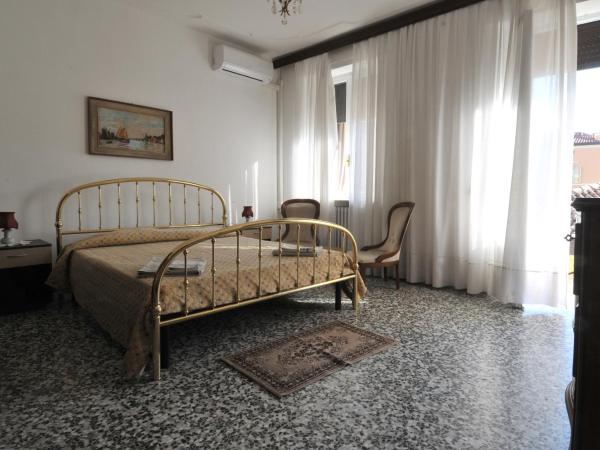 Locazione Turistica Poker d'assi : photo 1 de la chambre chambre double avec salle de bains commune