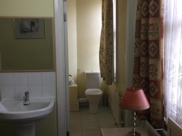 St. James's Guest House : photo 3 de la chambre chambre double avec salle de bains commune