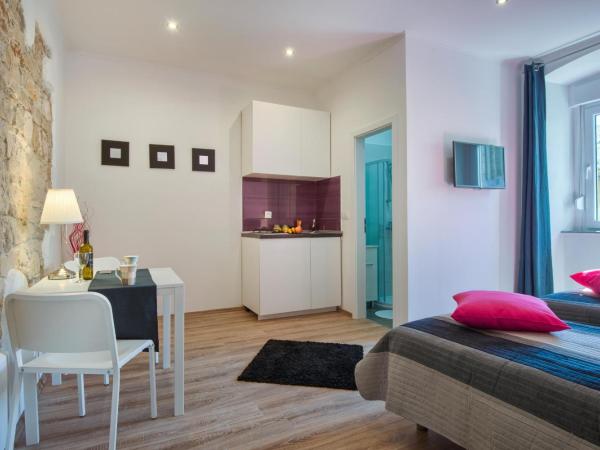 Top Center Rooms & Studio : photo 2 de la chambre studio triple standard