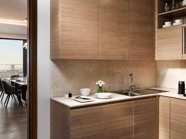 Fairmont Quasar Istanbul Hotel : photo 4 de la chambre suite quasar avec balcon et accès au salon - vue sur mer