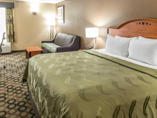 Quality Inn & Suites Columbus West - Hilliard : photo 1 de la chambre chambre lit king-size standard - non-fumeurs 