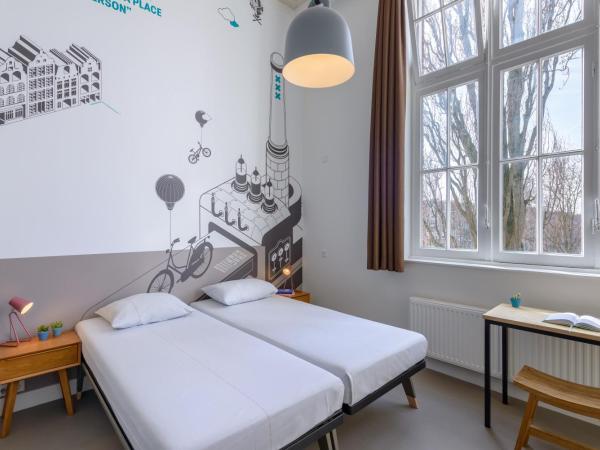 Stayokay Hostel Amsterdam Oost : photo 1 de la chambre chambre double confort avec salle de bains privative