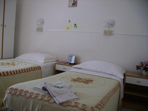 Albergo Maria Gabriella : photo 6 de la chambre chambre double ou lits jumeaux avec balcon