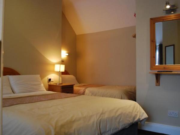 Parkway Guesthouse : photo 5 de la chambre chambre triple avec salle de bains privative