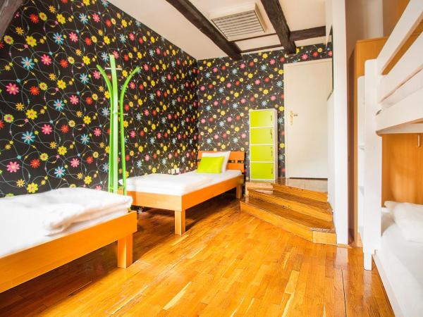 Hostel Centar : photo 8 de la chambre chambre triple avec salle de bains commune