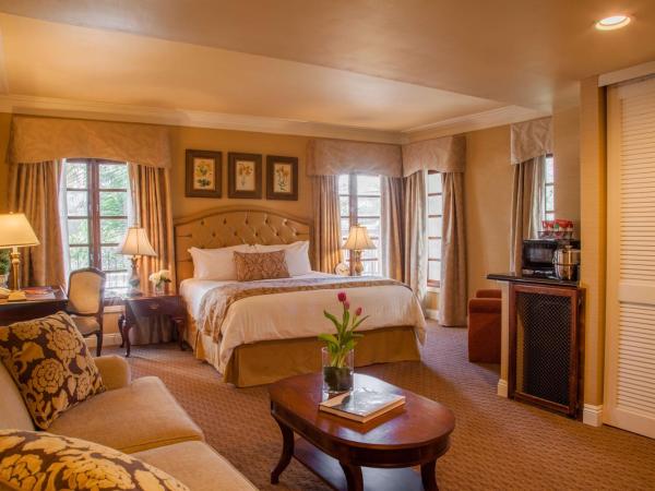 Best Western Plus Sunset Plaza Hotel : photo 2 de la chambre chambre lit king-size avec canapé-lit et douche accessible en fauteuil roulant