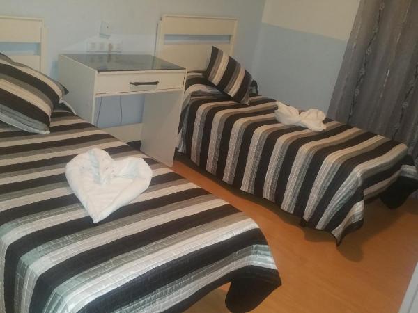 Hostal Lima : photo 1 de la chambre chambre lits jumeaux avec balcon