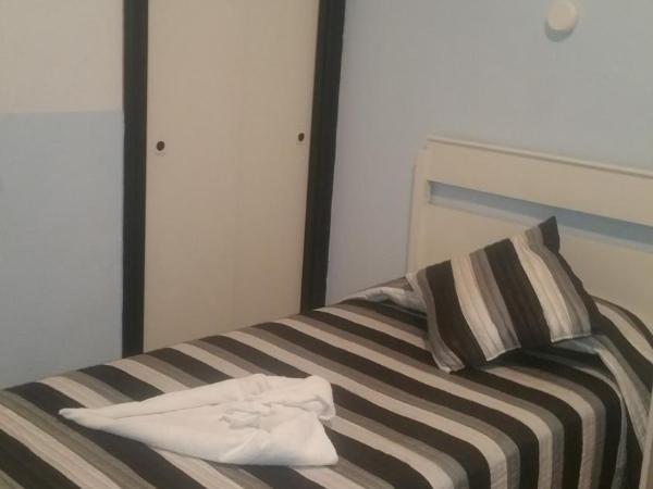 Hostal Lima : photo 3 de la chambre chambre lits jumeaux avec balcon