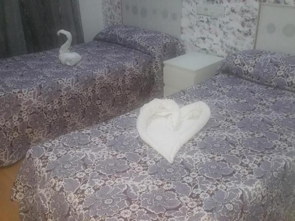 Hostal Lima : photo 1 de la chambre chambre lits jumeaux avec balcon