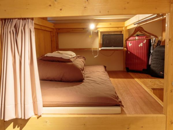 USJに一番近いゲストハウス J-Hoppers Osaka Universal : photo 8 de la chambre lit dans dortoir mixte de 8 lits (réservé aux adultes) 