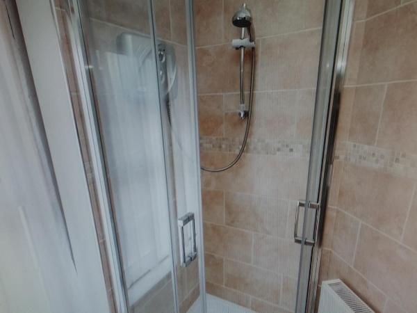 Parkway Guesthouse : photo 1 de la chambre chambre familiale avec salle de bains privative