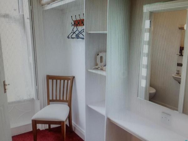 Parkway Guesthouse : photo 1 de la chambre chambre lits jumeaux avec salle de bains privative