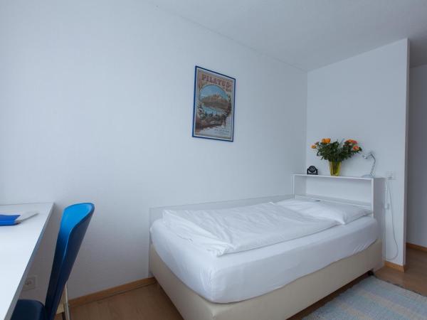 Hotel Alpha : photo 1 de la chambre chambre simple avec salle de bains commune