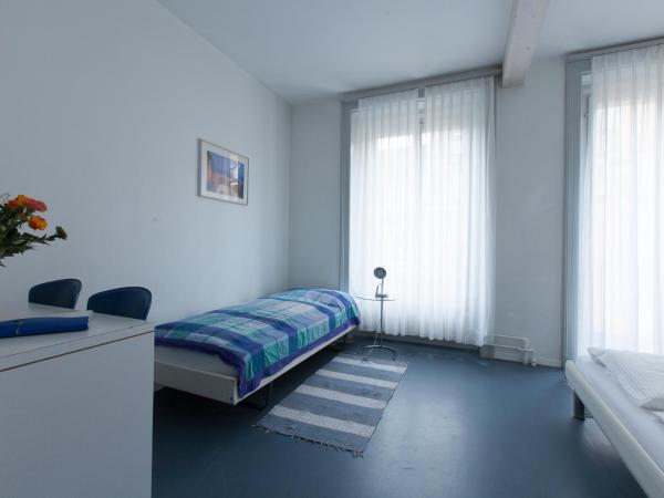 Hotel Alpha : photo 2 de la chambre chambre lits jumeaux avec salle de bains commune