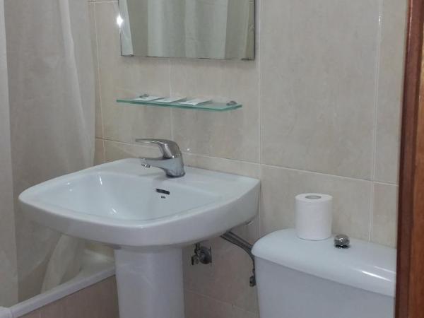 Hostal Lima : photo 6 de la chambre chambre lits jumeaux avec lit d'appoint et balcon