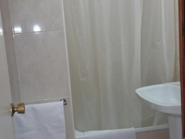 Hostal Lima : photo 5 de la chambre chambre lits jumeaux avec lit d'appoint et balcon