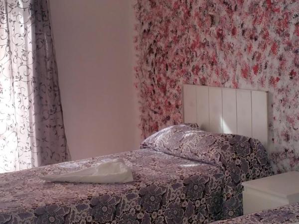 Hostal Lima : photo 4 de la chambre chambre lits jumeaux avec lit d'appoint et balcon