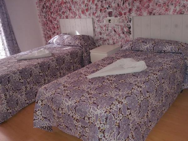 Hostal Lima : photo 7 de la chambre chambre lits jumeaux avec lit d'appoint et balcon