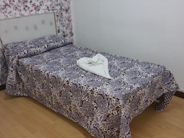 Hostal Lima : photo 2 de la chambre chambre lits jumeaux avec lit d'appoint et balcon