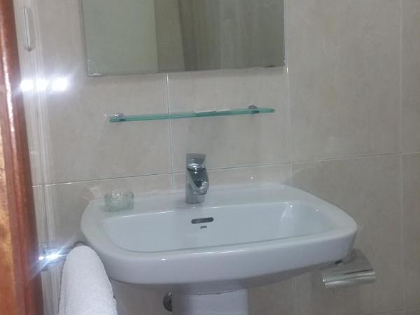 Hostal Lima : photo 4 de la chambre chambre lits jumeaux avec balcon