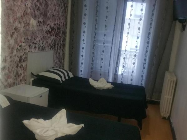 Hostal Lima : photo 2 de la chambre chambre lits jumeaux avec balcon