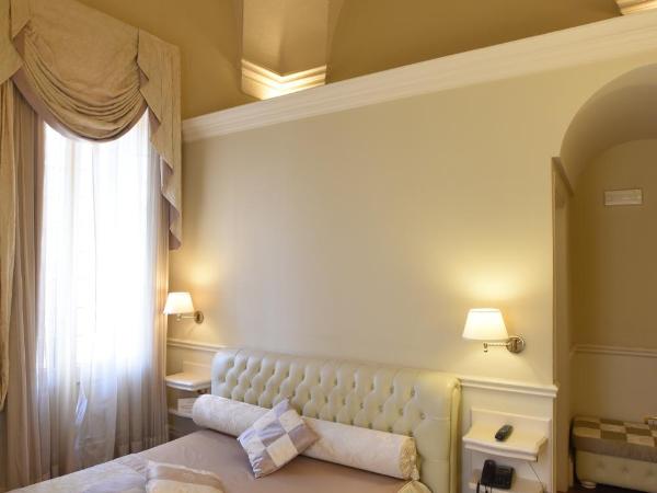 Suite Hotel Santa Chiara : photo 10 de la chambre chambre double ou lits jumeaux supérieure avec vue sur ville