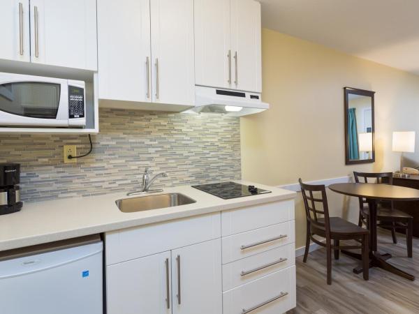 Siesta Suites : photo 1 de la chambre grande chambre avec 2 lits queen-size et kitchenette