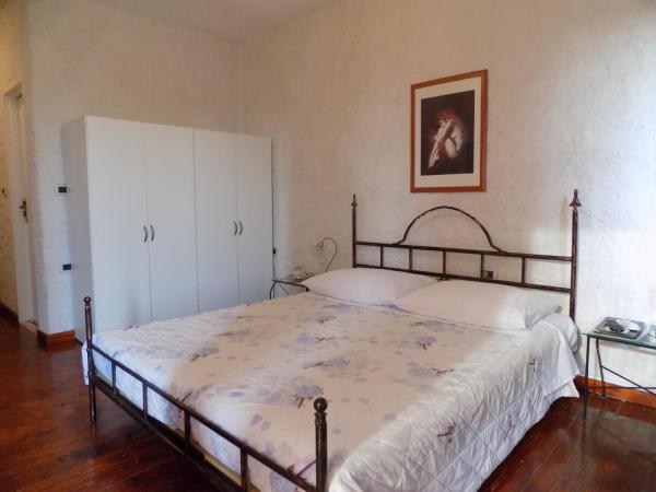 Rooms and Apartment Feral : photo 9 de la chambre chambre double classique avec balcon - vue sur jardin