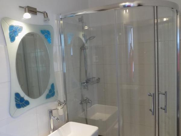 Rooms and Apartment Feral : photo 7 de la chambre chambre double confort avec balcon