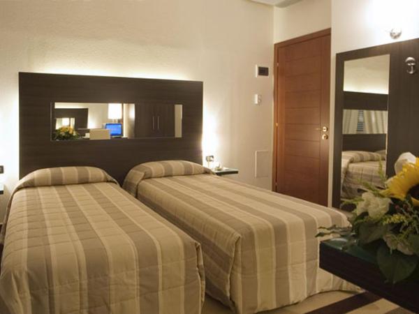 Hotel Fiera Wellness & Spa : photo 3 de la chambre chambre lits jumeaux